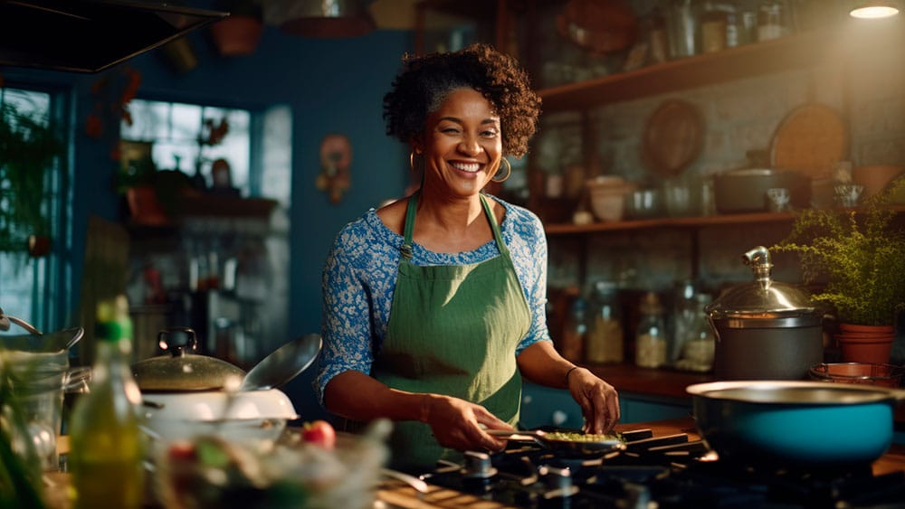 Mulher empreendedora cozinhando em casa