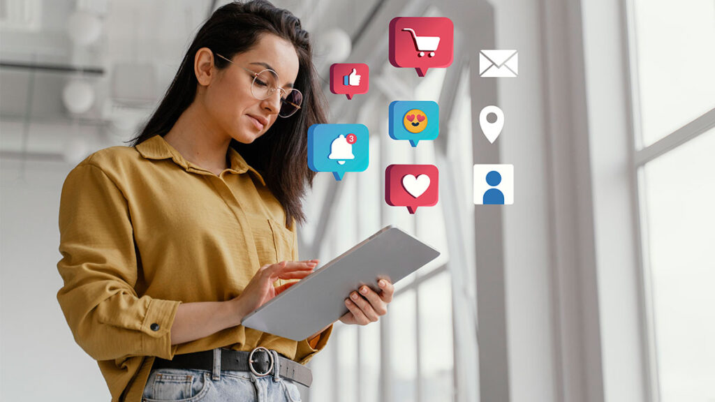 Mulher usando tablet para gerenciar redes sociais como parte do posicionamento no marketing digital, com ícones de curtidas, notificações e compras.
